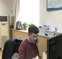 龙八头号玩家官网侯勇老师和受资助学生家庭2
