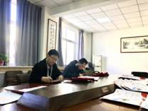 龙八头号玩家官网领导为获奖学生写喜报
